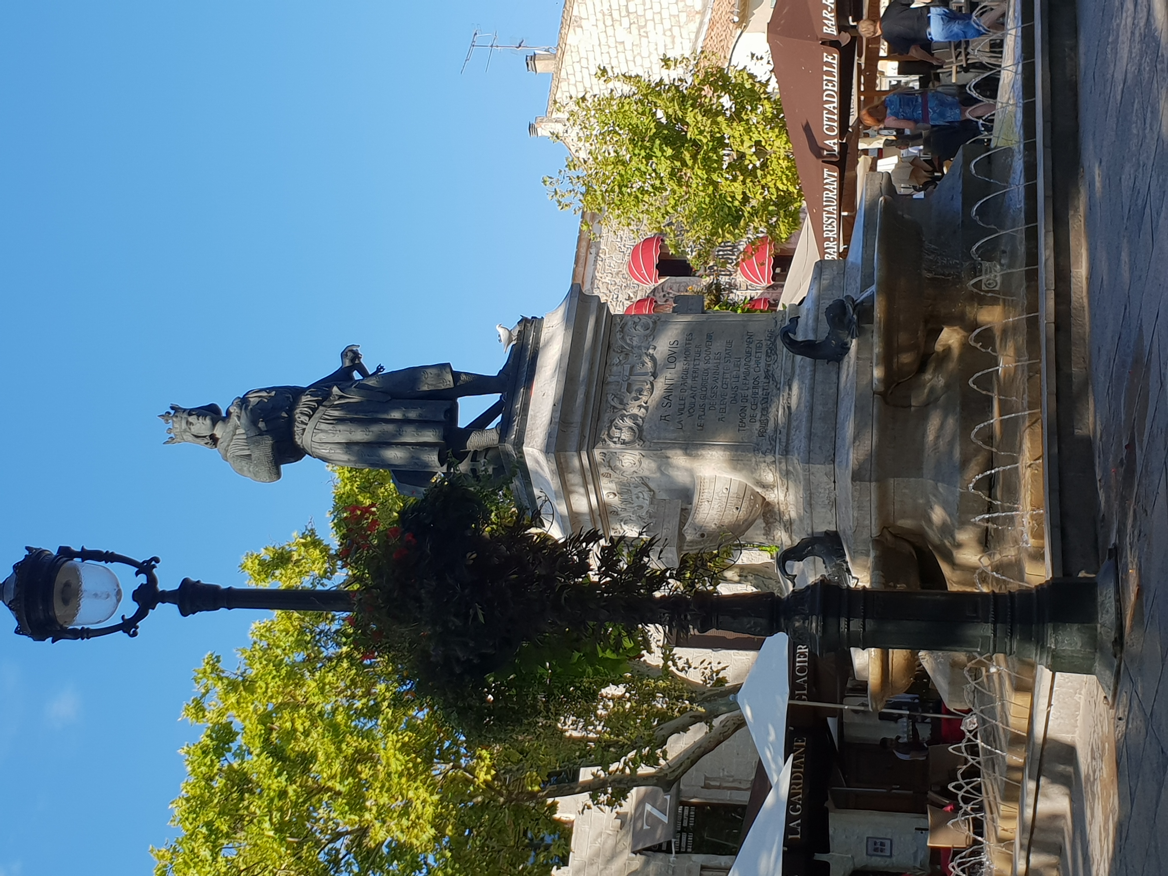 Une fontaine sur une place dans la ville d'Aigues-Mortes, en Camargue, en France